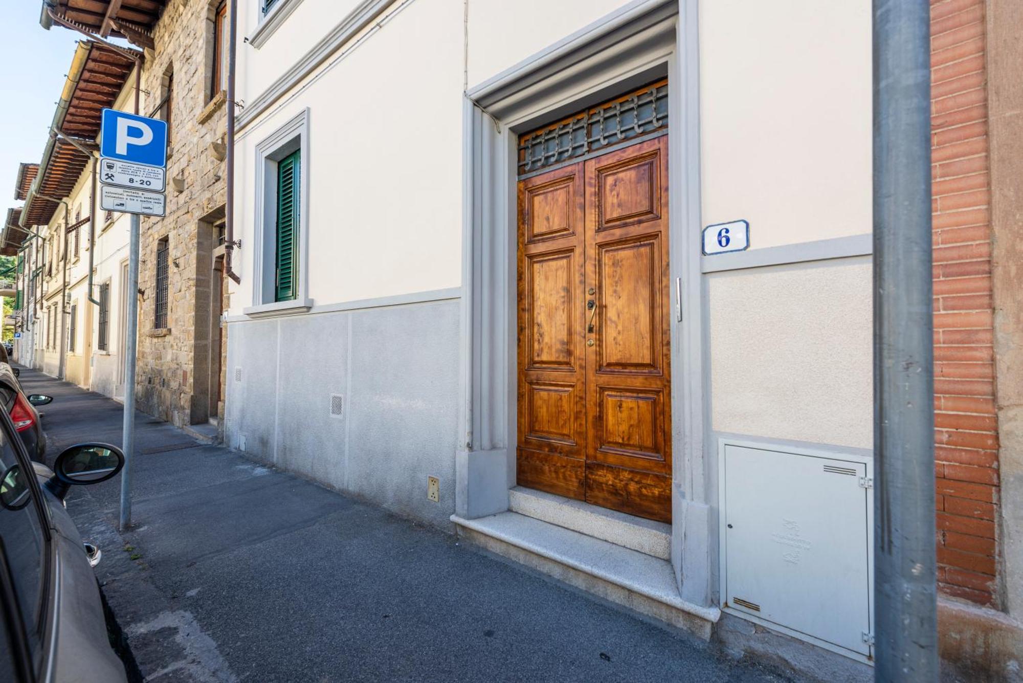 Dimora San Frediano, Oltrarno's Gem With Patio *
